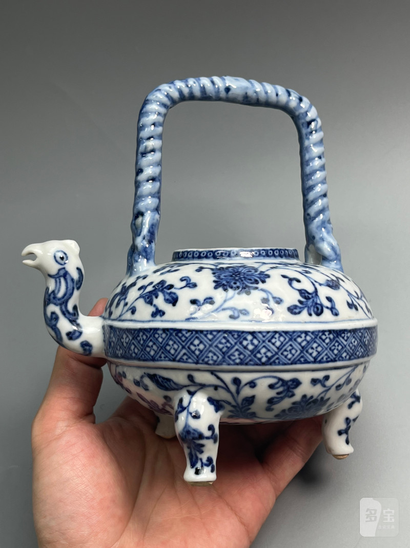 清乾隆  青花缠枝莲纹小盉壶（带木座） - 图14